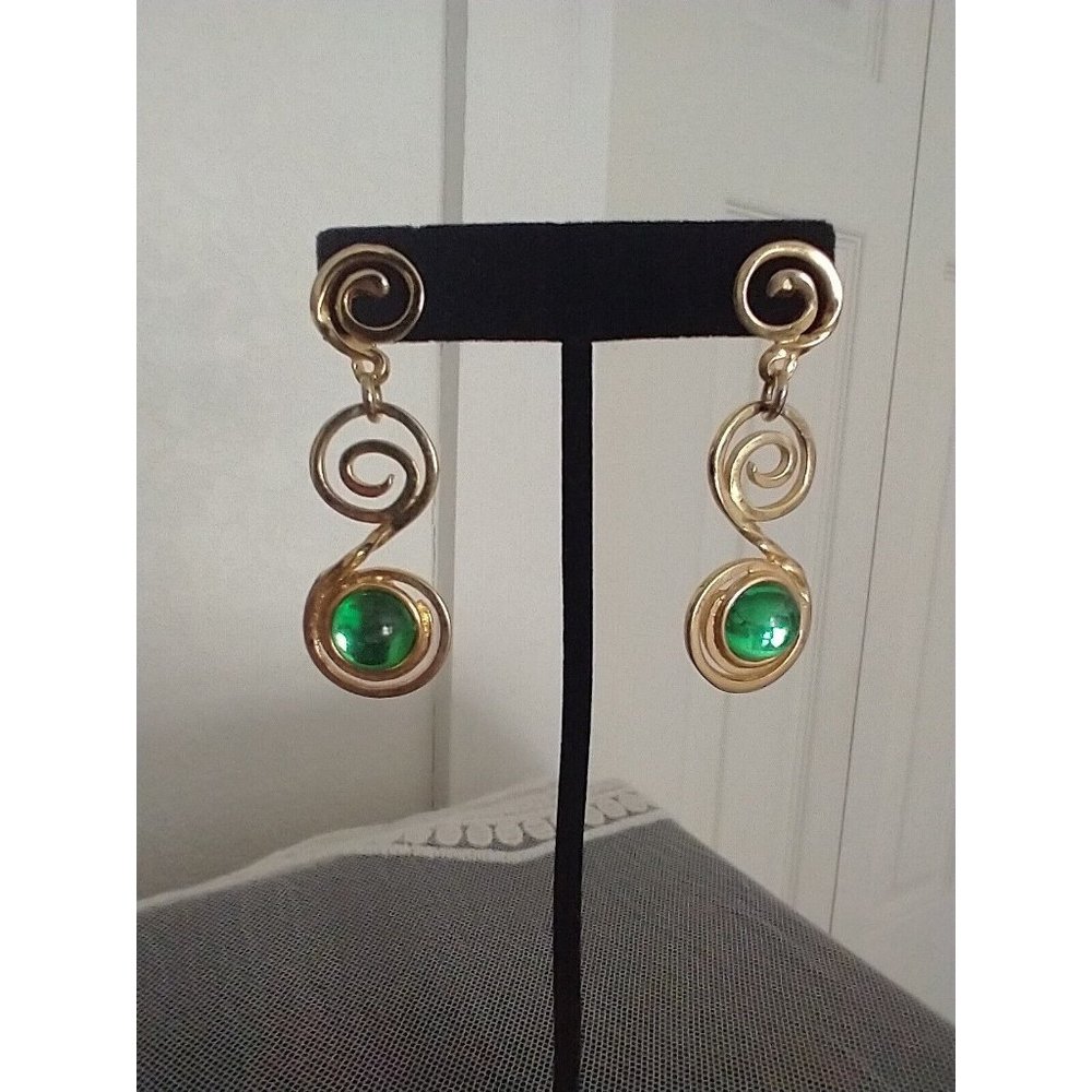 Fashion dangle earrings, gold tone w/green faux cabochon stones very retro E1